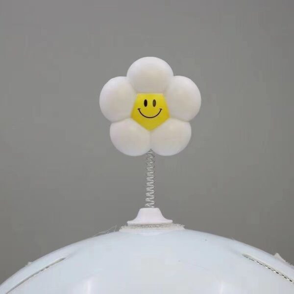 bong-hoa-co-lo-xo-gan-mu-bao-hiem-2-600x600